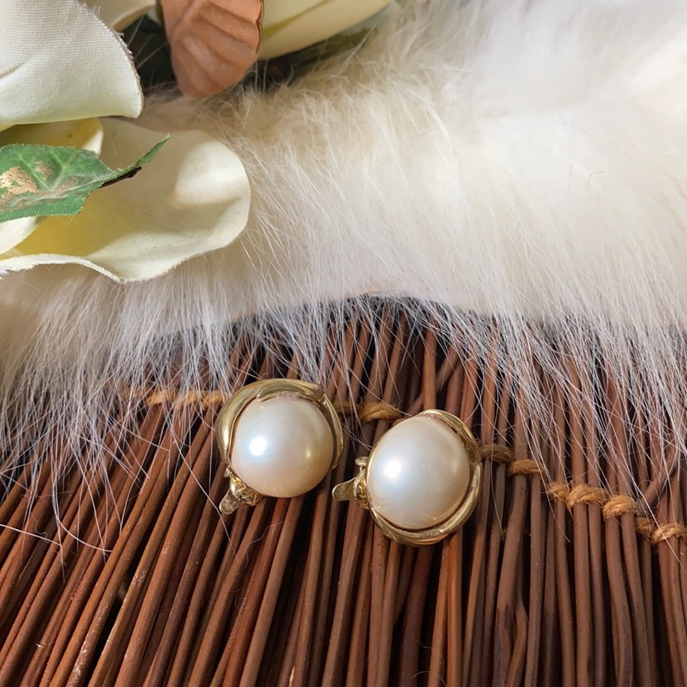 . Vintage Trifari Clip On Gold Pearl Earrings - Custom Pearl Gold Tone Costume